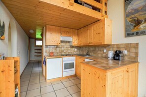 Réfrigérateur, un four, surface de cuisson, lave-vaisselle