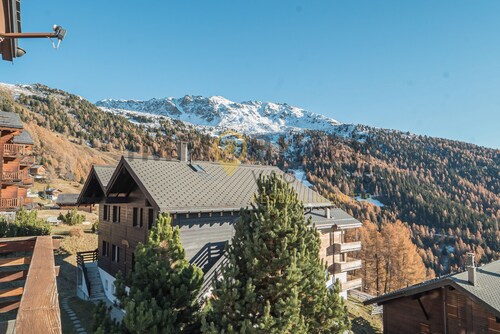 Idéalement situé, à une minute à pied des commerces et du bus navette, idéal pour 5 à 6 personnes. A