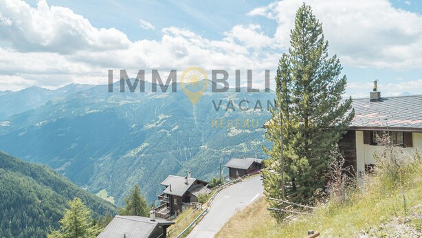 A mountain cabin with a view of the surrounding landscape. - Charmant appartement de 3 pièces au 1er étage de l'immeuble "Les Roches" à proximité du centre du vi (Chandolin)