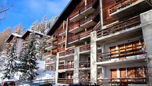 Exterior - Charmant appartement de 3 pièces au 1er étage de l'immeuble "Les Roches" à proximité du centre du vi (Chandolin)