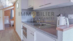 Eine moderne Küche mit weißen Schränken, Edelstahlgeräten und einer eingebauten Spüle.