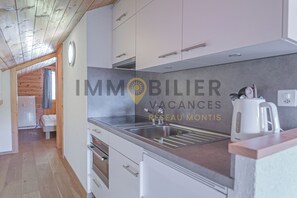 Fridge, oven, stovetop