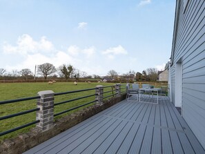 Outdoor dining - Bryn Derw (Caernarfon)