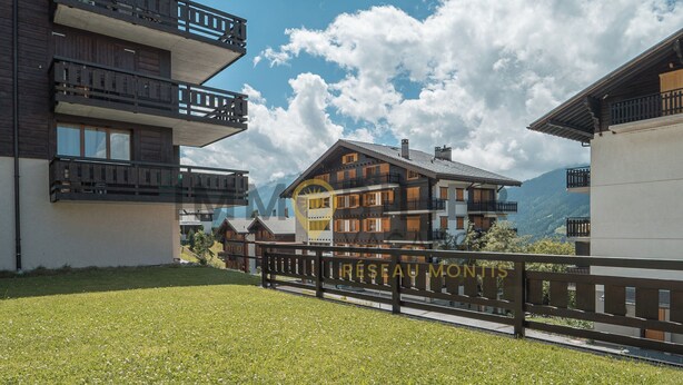 A modern building with balconies and a grassy courtyard. - Très agréable 2 pièces contemporain, idéal pour 2 à 4 personnes, situé dans une petite résidence de (St-Luc)