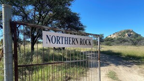 Una reja de metal con un letrero que dice 'Northern Rock' en un entorno natural.