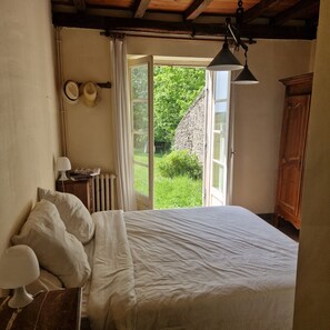 7 bedrooms, iron/ironing board, WiFi, bed sheets