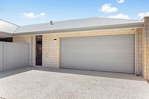 Property grounds - Modern 3BR Retreat + Alfresco & Double Garage. (Perth)