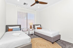 3 chambres, bureau, fer et planche à repasser, accès au Wi-Fi (inclus)