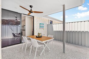 Outdoor dining - Modern 3BR Retreat + Alfresco & Double Garage. (Perth)