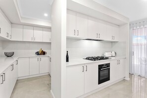 Fridge, microwave, oven, stovetop - Modern 3BR Retreat + Alfresco & Double Garage. (Perth)