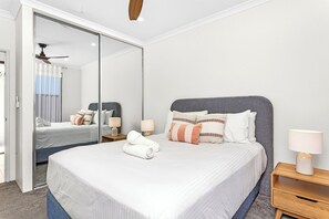 3 bedrooms, desk, iron/ironing board, free WiFi - Modern 3BR Retreat + Alfresco & Double Garage. (Perth)