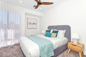 3 bedrooms, desk, iron/ironing board, free WiFi - Modern 3BR Retreat + Alfresco & Double Garage. (Perth)