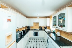 Fridge, microwave, oven, coffee/tea maker