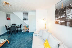 Een smart-tv, een open haard en boeken