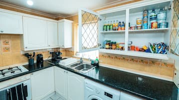 Refrigerador, microondas, horno, cafetera/tetera