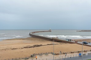 On the beach, white sand, 10 beach bars - The Beach House Boutique Hotel (Sunderland)