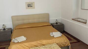 1 bedroom, desk, free WiFi, bed sheets