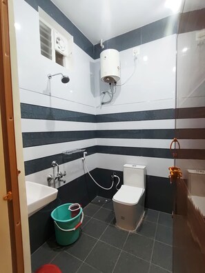 Douche, articles de toilette gratuits, serviettes fournies, shampoing