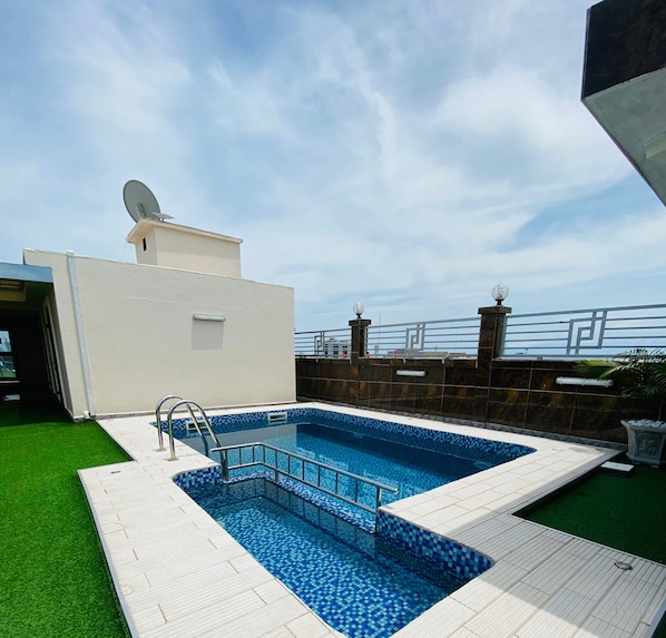 Outdoor pool - GUIKO Hôtel Palace  (Douala)