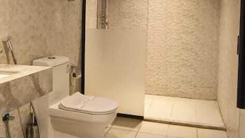 Chuveiro, sabonete, shampoo, papel higiênico