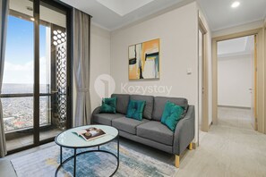 Appartement, 2 chambres, vue ville | Coin séjour | Télévision à écran plat