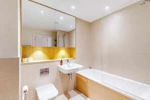 Douche, sèche-cheveux, serviettes fournies, savon