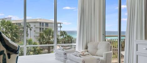 3 slaapkamers, een strijkplank/strijkijzer, gratis wifi, beddengoed