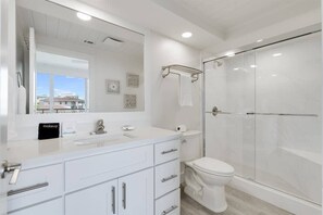 Regadera, secadora de cabello, toallas 