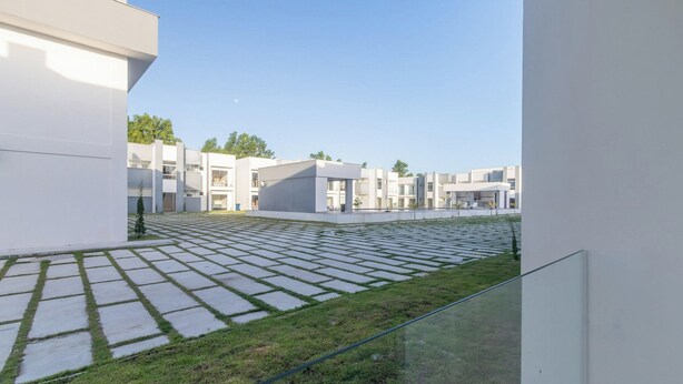 Un bâtiment moderne doté d’une cour intérieure dont le sol est revêtu d’un motif décoratif.