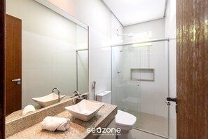Basic Apartment | Bathroom