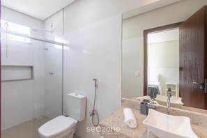 Basic Apartment | Bathroom