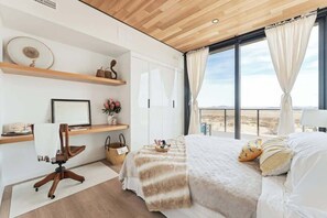 3 bedrooms, desk, travel cot, WiFi