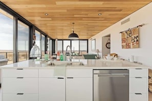 Køleskab, kogeplade, opvaskemaskine, brødrister