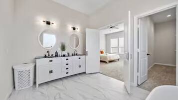 3 makuuhuonetta, silitysrauta/-lauta, Wi-Fi, vuodevaatteet