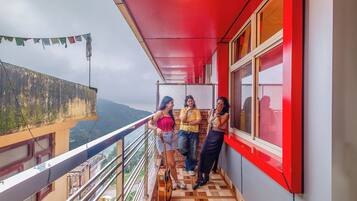 Asrama Umum Basic | Balkon
