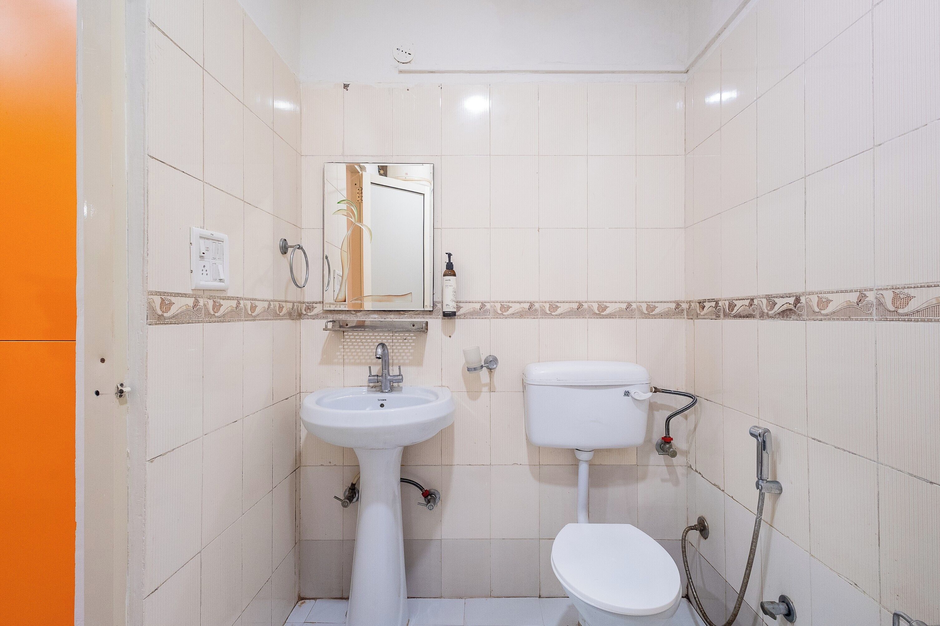 Un bagno piccolo con lavandino, WC e doccia.