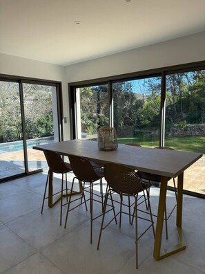Dining - Le Mazet - Outbuilding in the heart of the garrigue (Nîmes)