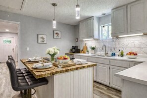 Fridge, microwave, dishwasher, coffee/tea maker - The Bungalow – Hot Tub, WIFI, Games, Secluded, Near Dollywood, Free Tickets! (Sevierville)