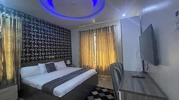 Departamento económico, balcón, vista a la ciudad | 1 habitación, escritorio y espacio para trabajar con laptop