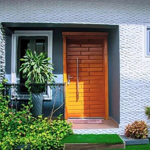 Vista frontal de la propiedad