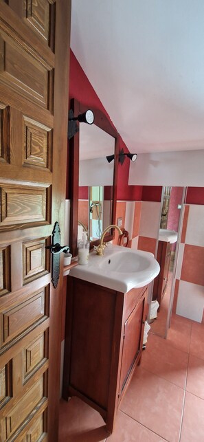 Casa Rural El Pastor | Bathroom | Shower, towels, soap