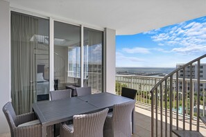 Outdoor dining - Destin West - Heron PH07 - Penthouse w/ Private Rooftop Hot Tub & Grill (Fort Walton Beach)