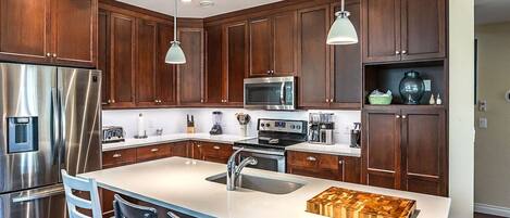 Frigorífico, microondas, horno y placa de cocina