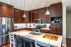 Fridge, microwave, oven, stovetop - Barefoot Bliss Cottage #31 (Osoyoos)