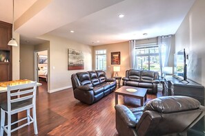 Smart TV, fireplace - Barefoot Bliss Cottage #31 (Osoyoos)