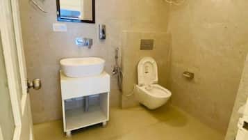 Classic Room | Bathroom | Shower, free toiletries, hair dryer, towels