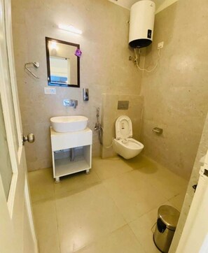 Rom – classic | Bad | Dusj, toalettartikler (inkludert), hårføner og håndklær