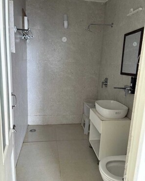 Classic Room | Bathroom | Shower, free toiletries, hair dryer, towels - HOTEL DIAMOND (Mussoorie)