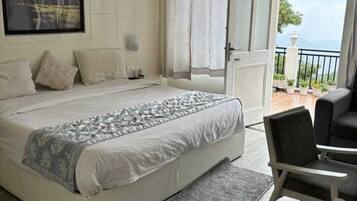Classic Room | Desk, laptop workspace, free WiFi