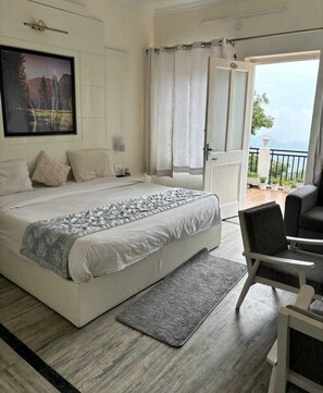 Classic Room | Desk, laptop workspace, free WiFi - HOTEL DIAMOND (Mussoorie)